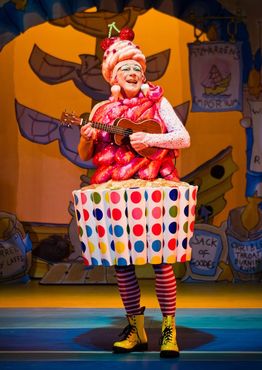 Fine Time Fontayne as Saucy Sarah Suet in Dick Whittington at Oldham Coliseum, credit Andrew Billington