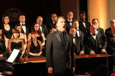 WNO Royal Gala - Bryn Terfel with WNO Chorus. Credit Paul Burns